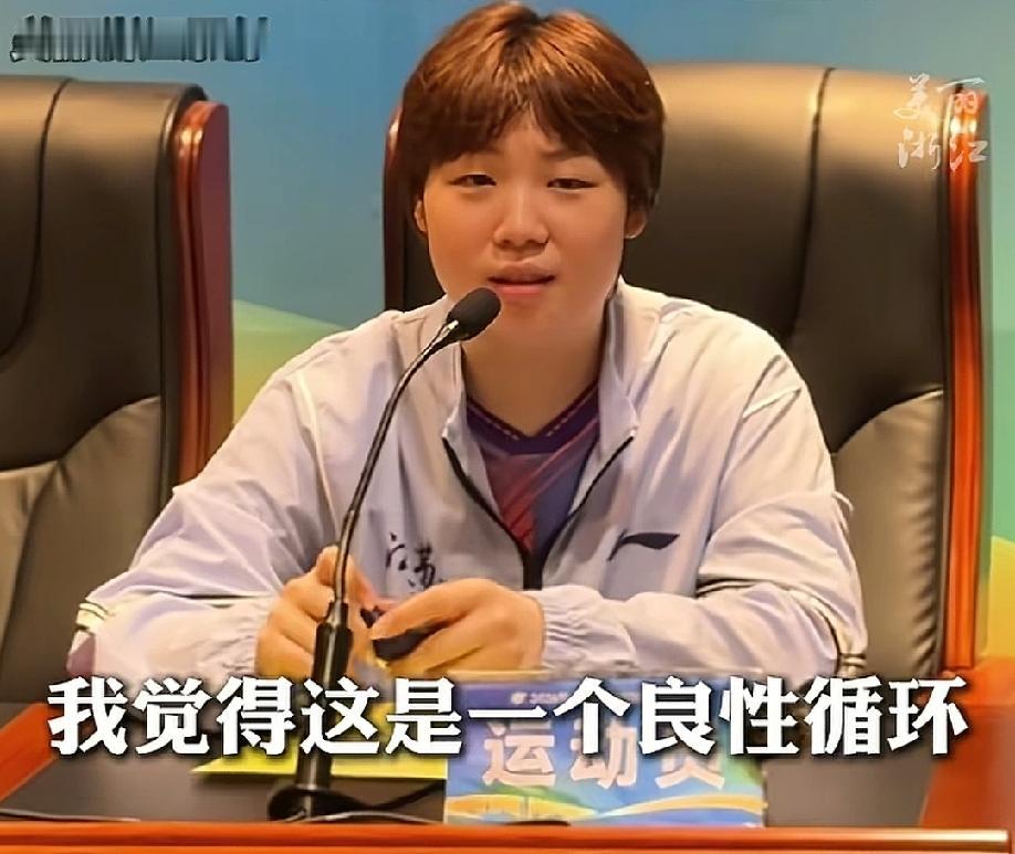 蒯曼夺冠后，傻眼了，不是因为她因为她获得女双冠军，也不是因为她获得混双冠军，而