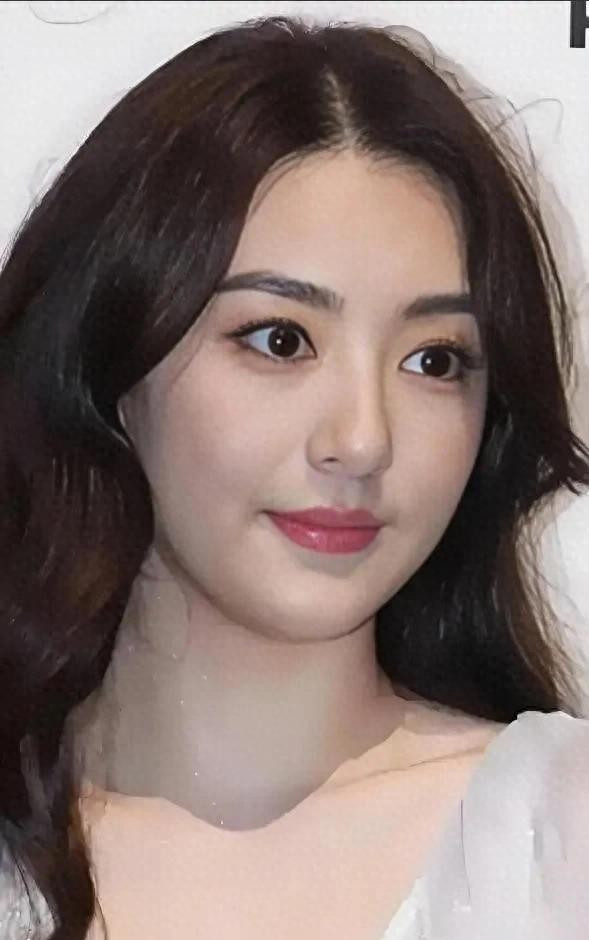 郭富城与相差22岁妻子方媛背靠背合影，矮妻子半个头，但不自卑
