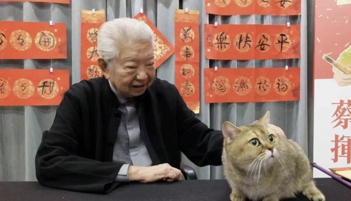 蔡澜知道自己快走了，但他不紧张，也不忧愁。反倒像是等了一场迟到的旅行，烟点上了，