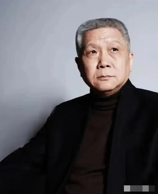 1998年，72岁的抗战老兵马丹林躺在病床上，浑身插满了管子，而他身价100亿的