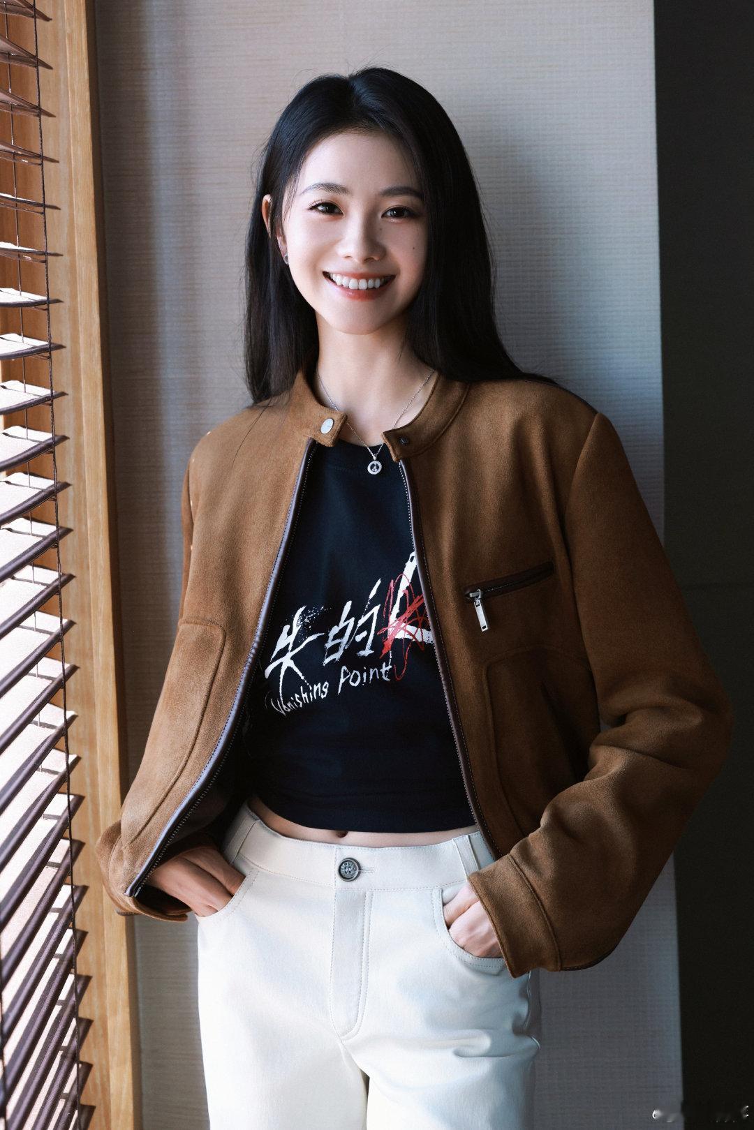 刘浩存模仿IU刘浩存模仿IU照镜子刘浩存模仿IU照镜子，美到我啦！都去支持《主
