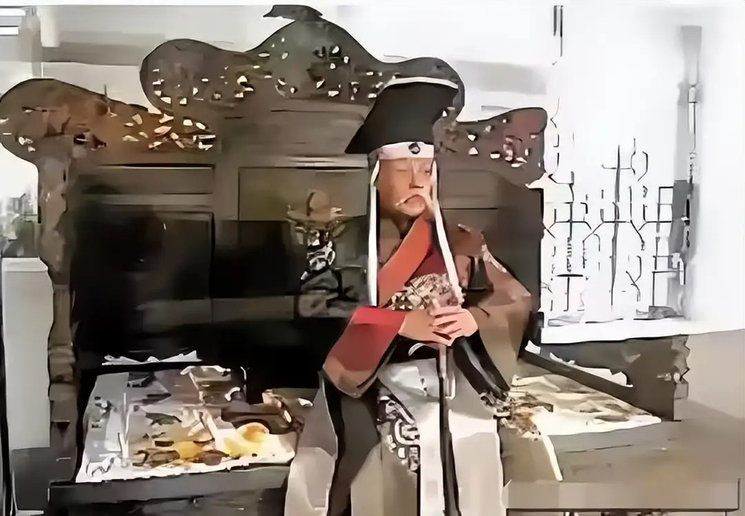 1915年，袁世凯身着帝王服饰端坐龙椅，沉浸于称帝的短暂高光时刻
