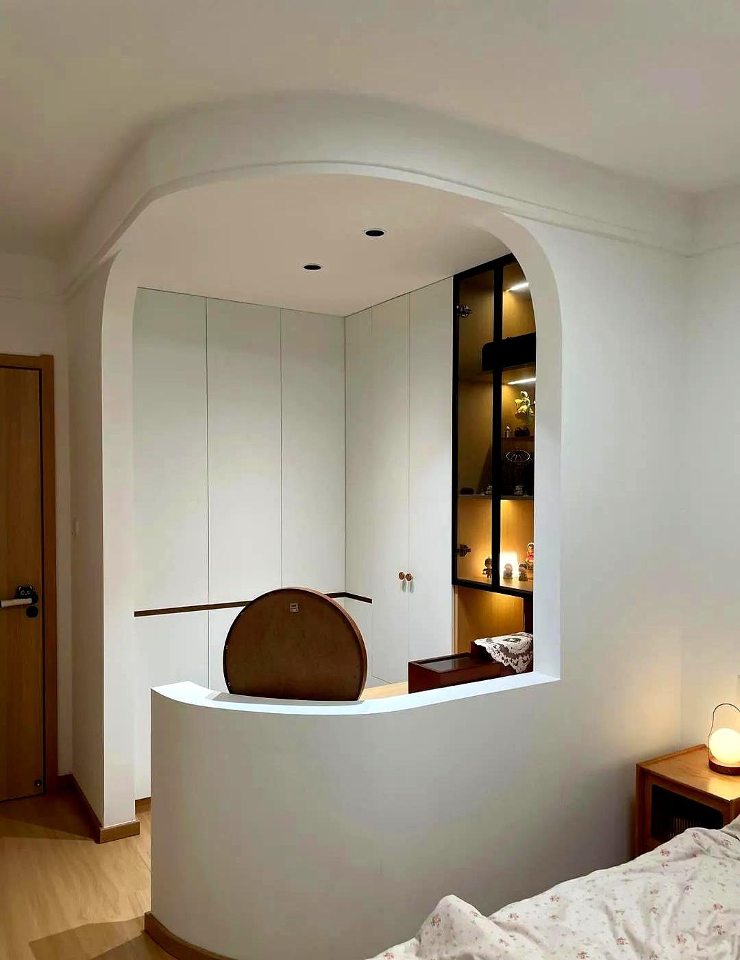 把卧室挤出一米八的墙厚，就能塞下一间会呼吸的衣帽间。看他把那个小家捯饬得