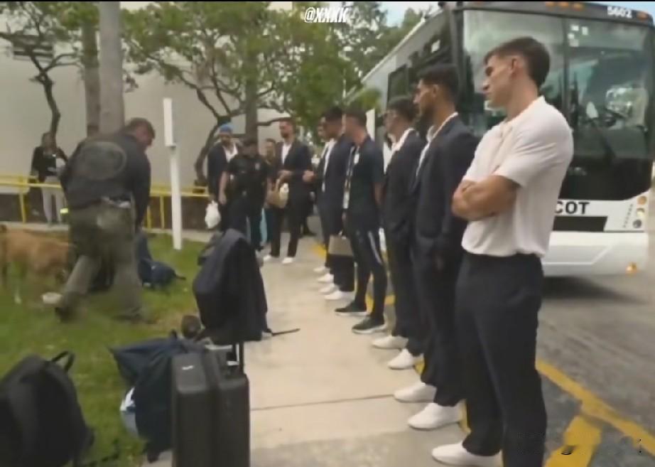 乌拉圭队赴美参赛遇缉毒犬检查！美国现在也越来越成为世界的笑话了，毒品合法化