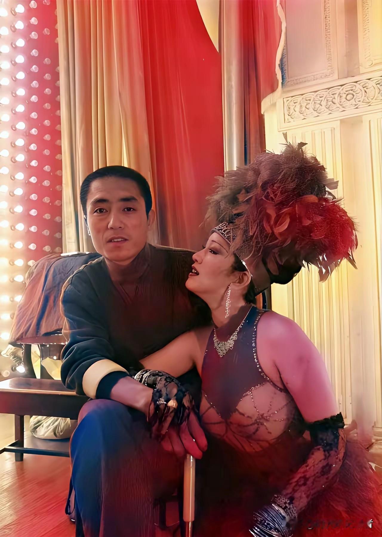 张艺谋眼神已经没有了爱，巩俐反而满眼深情，那段记忆真的会是女人一辈子的回忆。巩