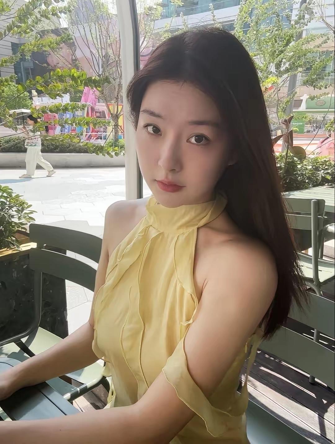 我观察了身边好几个姐妹，发现一个规律，女人遇到生理性喜欢的男人，真的藏不住，那种