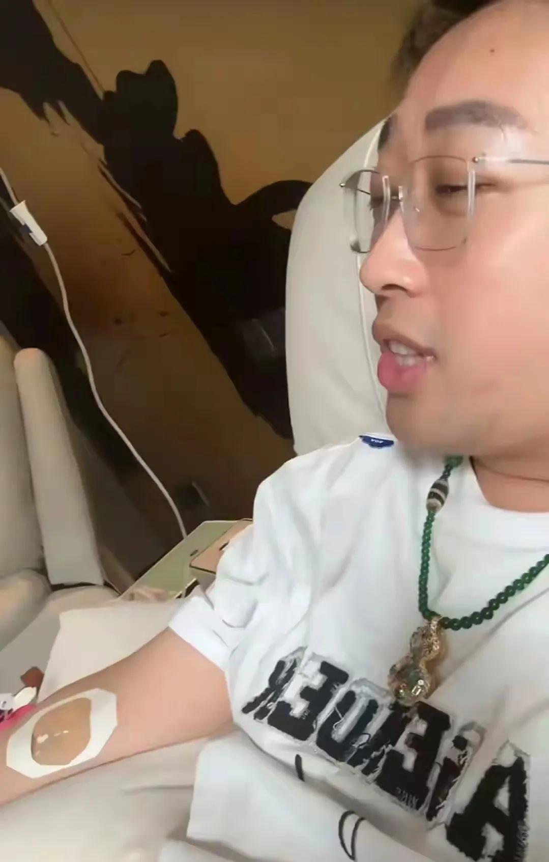 于正和何晟铭关系确实不一般！我刚认识于正的时候，他那时和何晟铭正好着！虽然