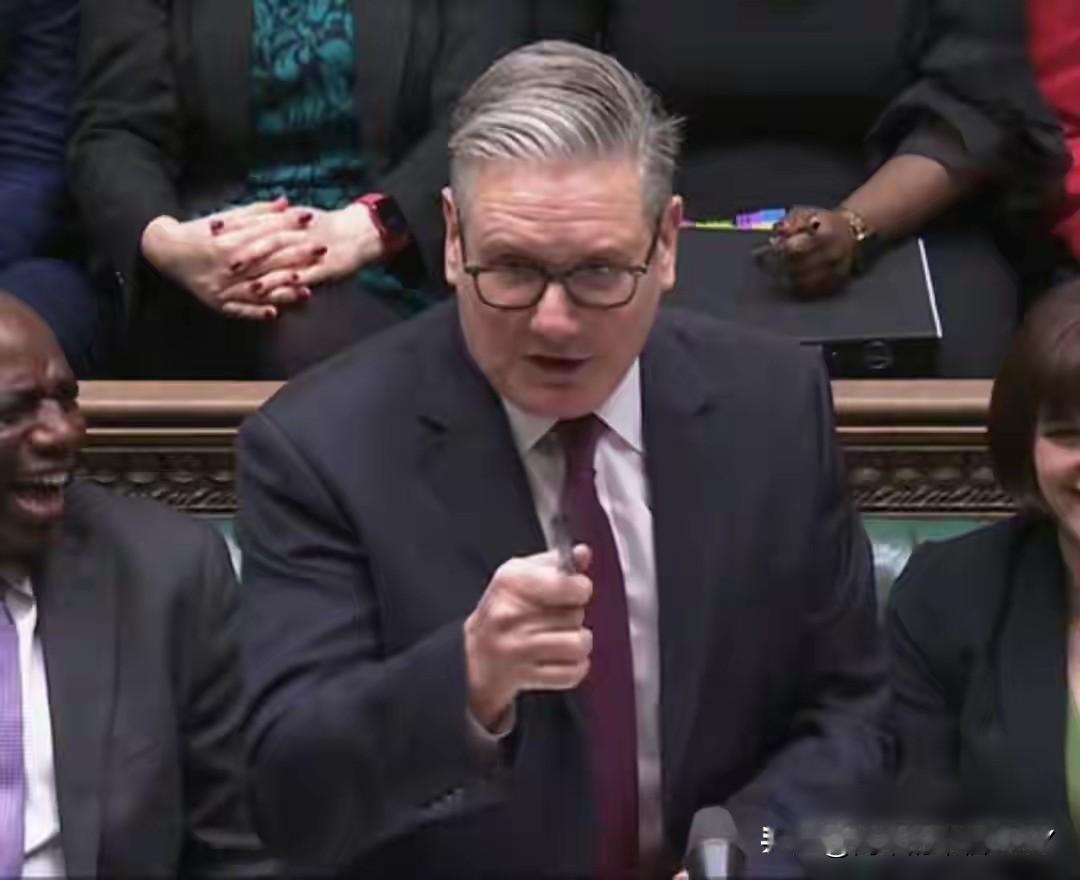 英国首相斯塔默，面对记者尖锐提问：“访华是不是惹恼了特朗普？”他笑了，带