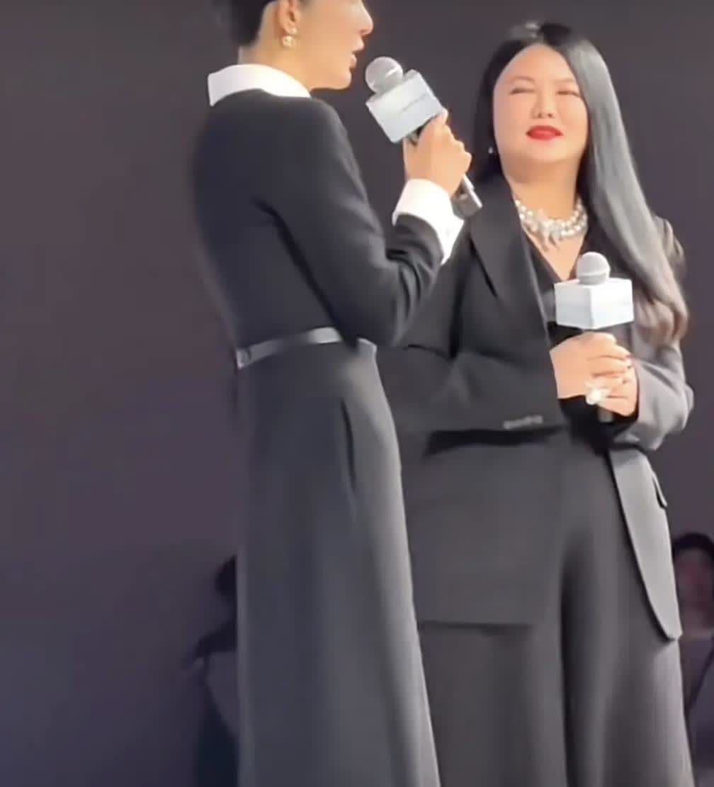 我觉得，李湘现在最应该做的事情就是，拿起手机给杨天真打电话。李湘