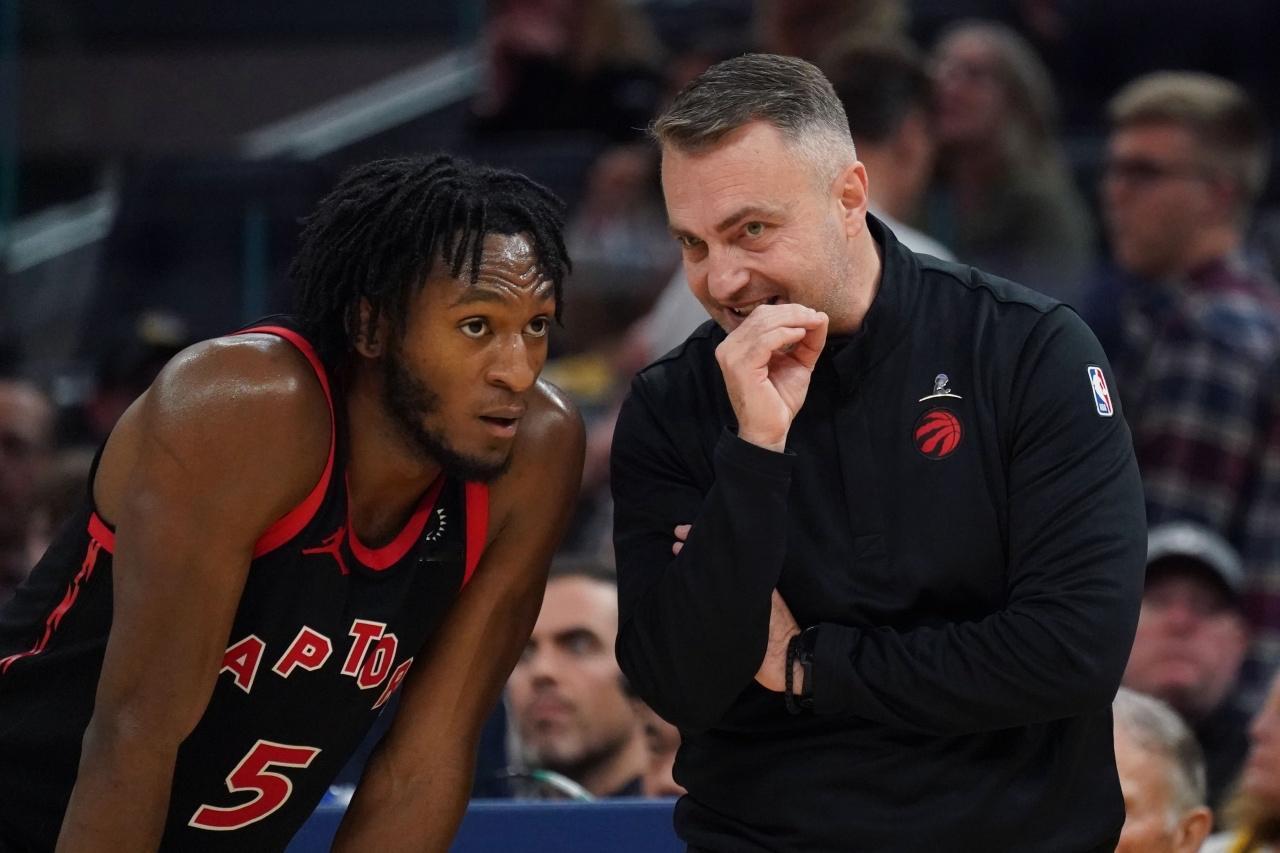 在防哈登时，猛龙主帅选了2杯毒药之一，切断哈登与队友连线，让他自己陷入单打！上