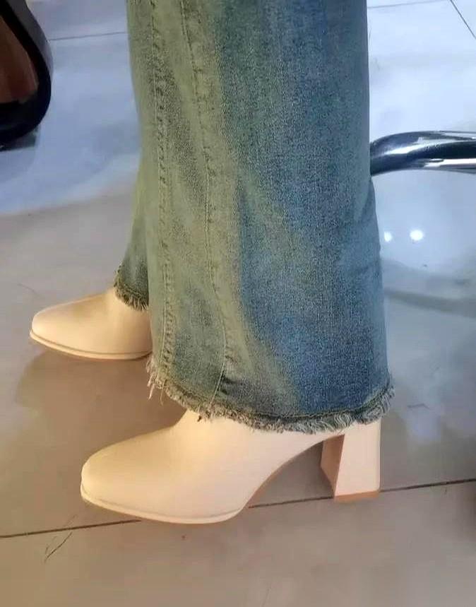 我这辈子,都没想过自己会被套上拘束衣。还是在密室里,被一个笑眯眯的NPC骗进去