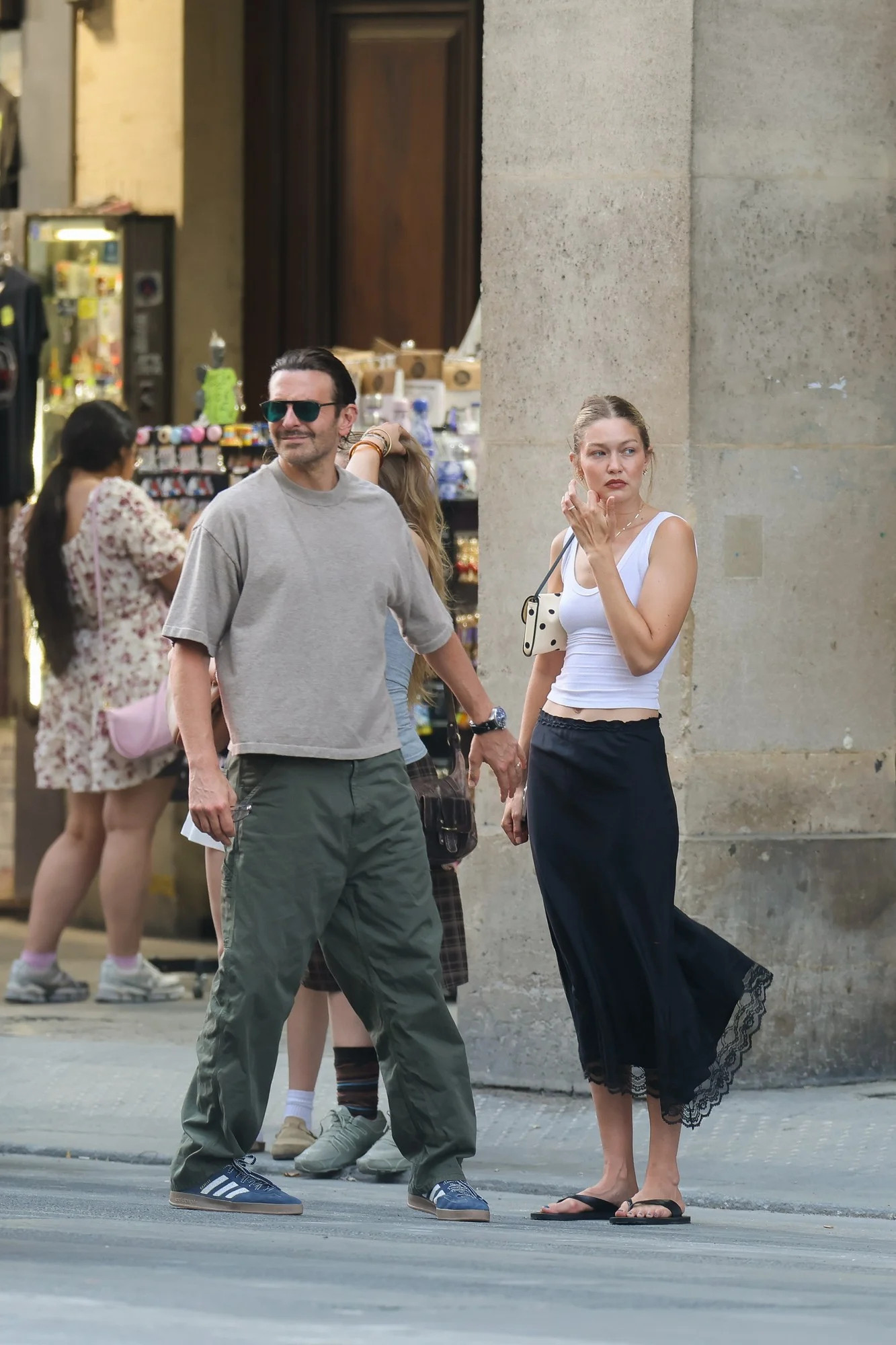 BradleyCooper和女友GigiHadid3日巴黎外出晚餐