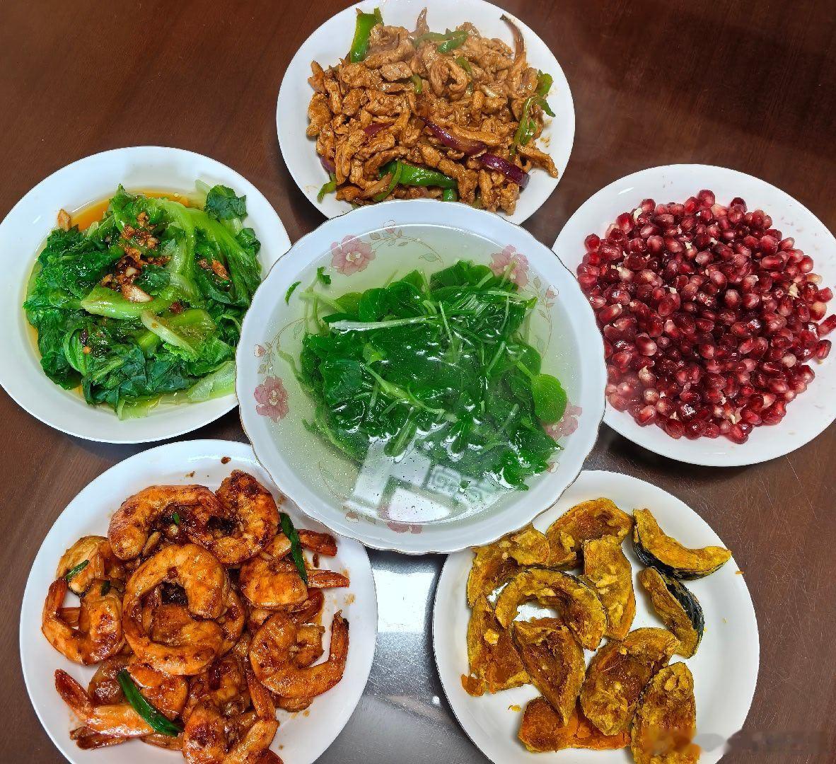 中秋节三天，下了两天半的雨，第一天中午回老家吃了团圆饭，然后就是做饭吃饭躺平，也锻炼了。哥哥在家，弟