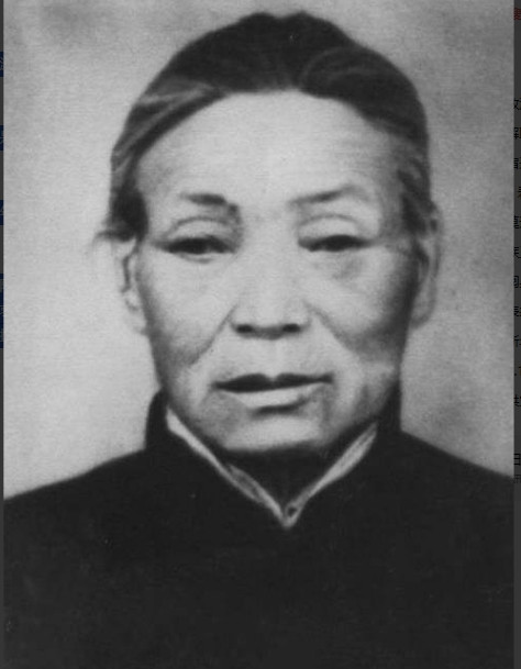 1938年，由于特务告密，鬼子包围了大常村。情急之下，常大娘把肖华司令藏进了枣堆