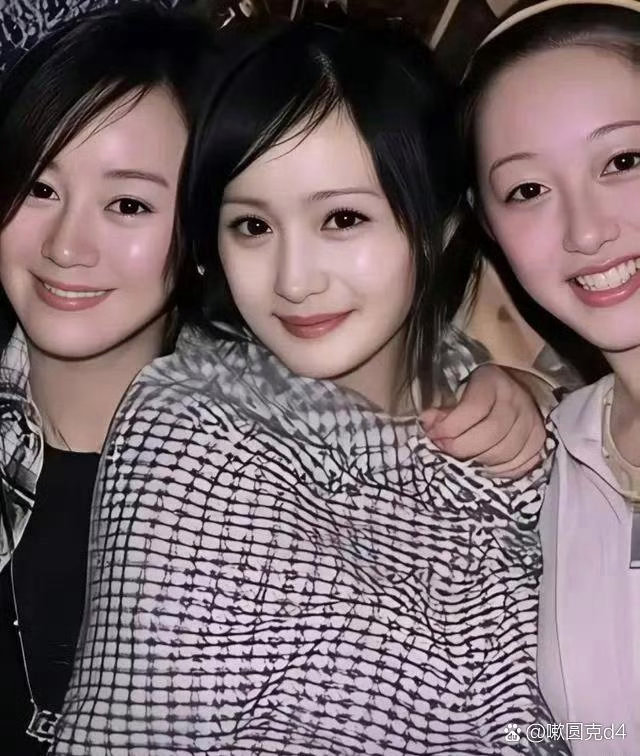 早年李沁、蒋梦婕、杨幂三人同框旧照，青涩模样太养眼，当年谁的颜值更戳你？