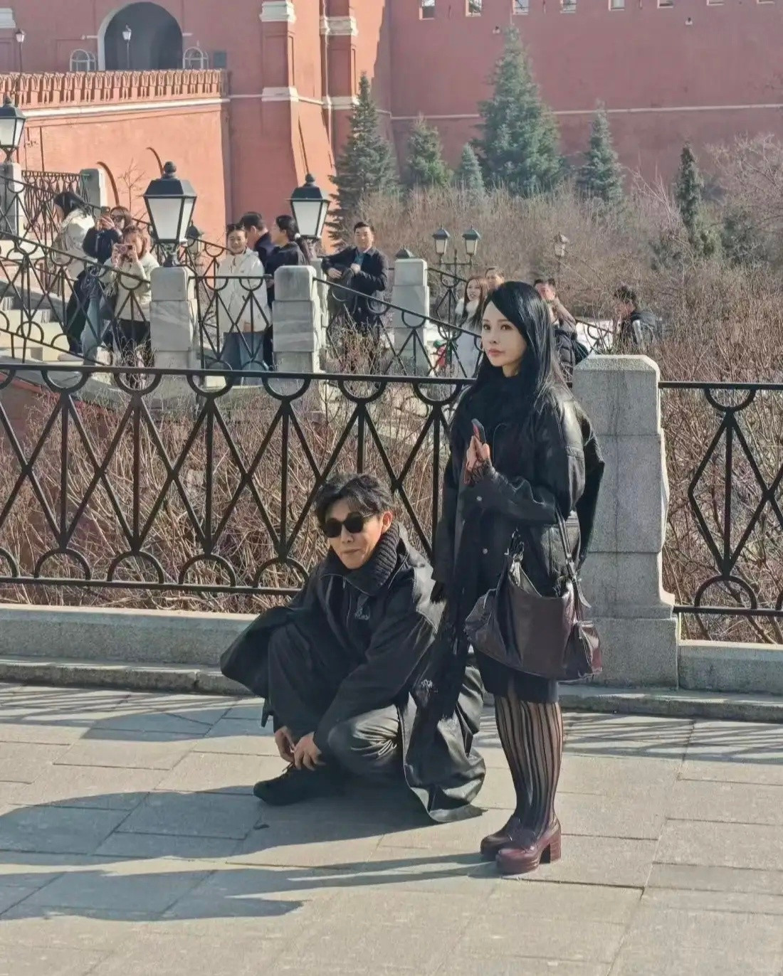 伊能静和老公秦昊现身莫斯科参观克里姆林宫，她的打扮好贵气，穿着皮衣外套和条纹丝袜