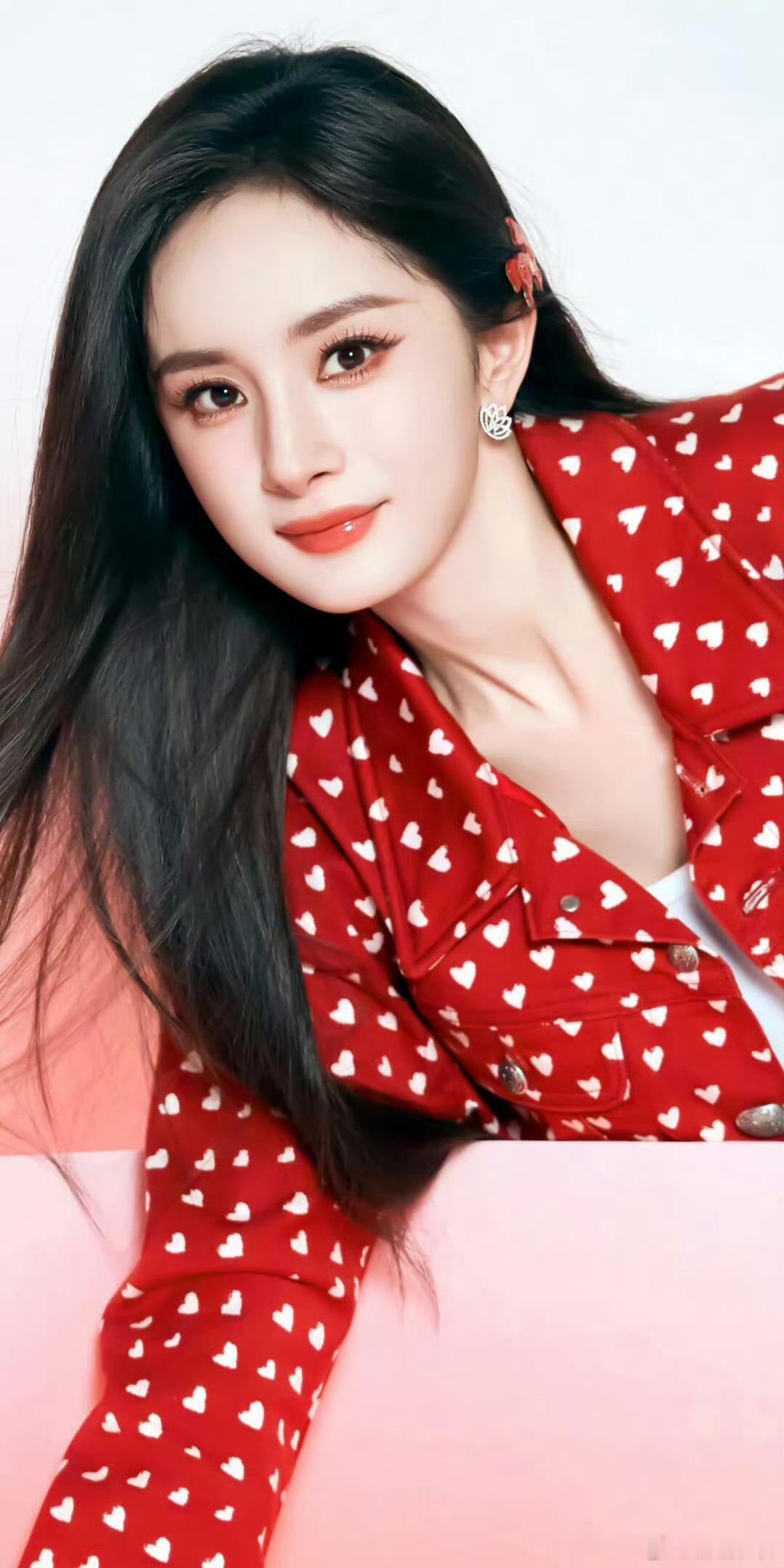 杨幂的黑长直造型越看越绝，这绝对是她的本命发型！杨幂黑长直