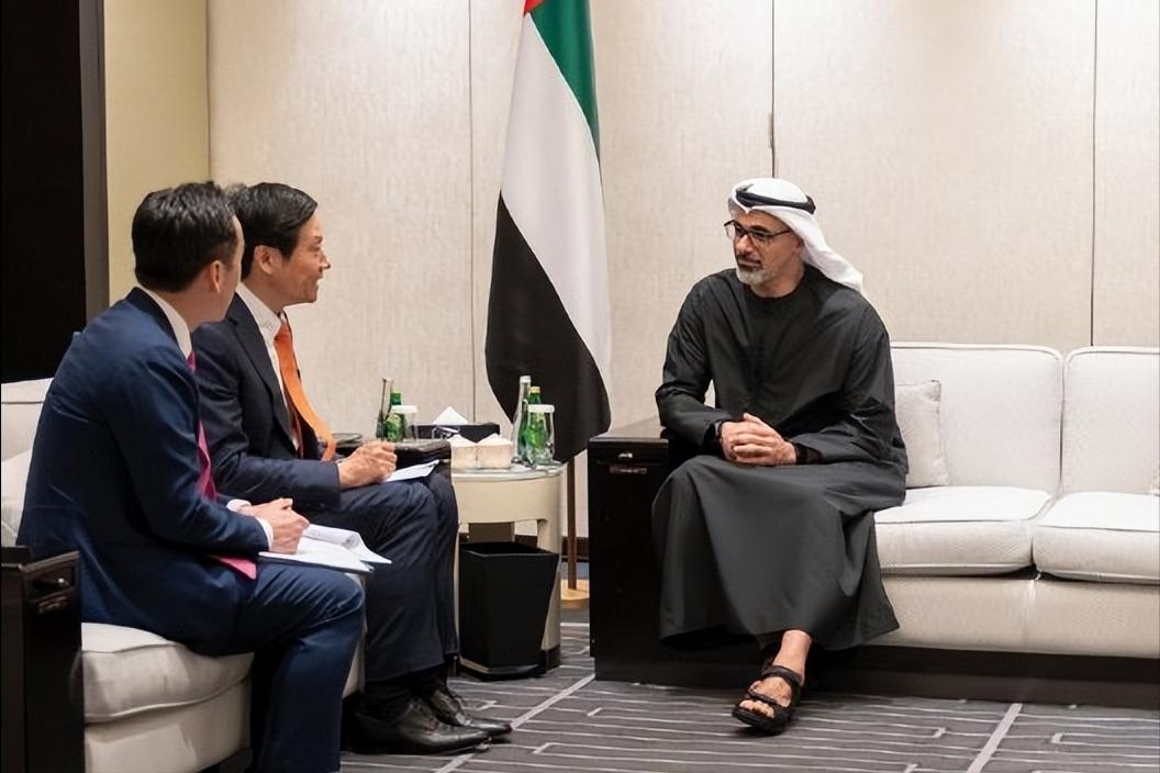 阿联酋王储会见雷军等5位中方企业家！4月14日，阿联酋和中方的5位企业家会晤，