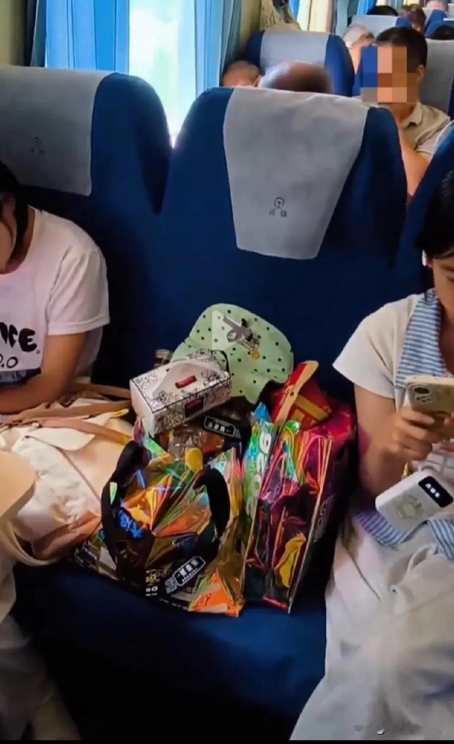 关于俩女孩买3张火车票用于放零食事件！个人觉得，让是人情，不让是本分。买了票