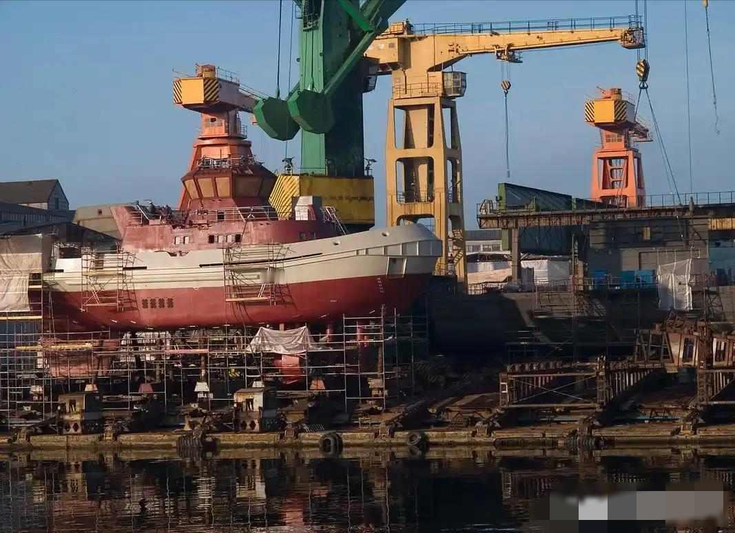 美国军费破万亿，中国不接招，全球格局悄悄变2026年初，美国国防部长赫格塞思