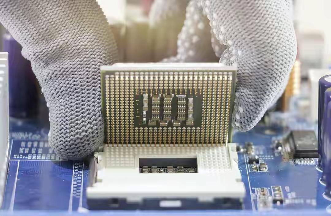 欧美急红眼！警告中国芯片再降价，将毁灭全球产业？真相太解气欧美芯片巨头突然