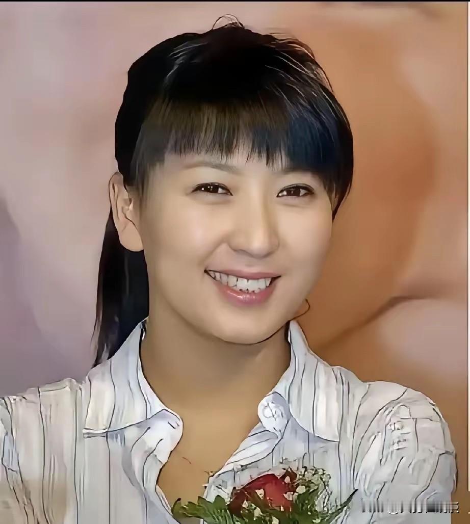 都有几十万了还哭穷，让我们这些一年只挣不到10万块的人怎么活，先不说她自己本身是