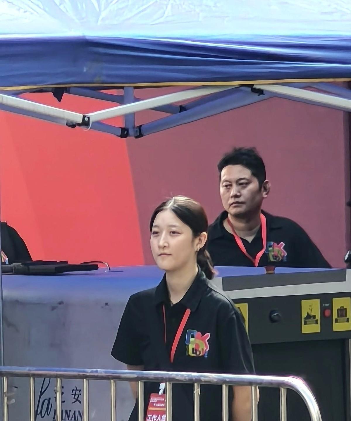 赞助商一走，球队只剩空场去年还能坐满八千人的看台，如今连两千都凑不齐。铜梁龙
