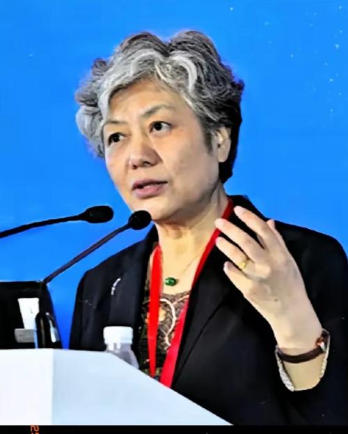 不能判刑，那就高额罚款！”中国人民公安大学李玫瑾教授曾经建议，凡是扶了老人被要求