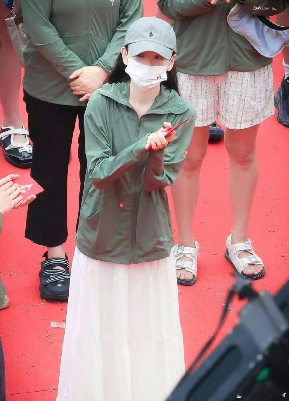 宋祖儿瘦成纸片人了这也太瘦了吧！虽然我想瘦一点，但我感觉这样太单薄了！但还是架不