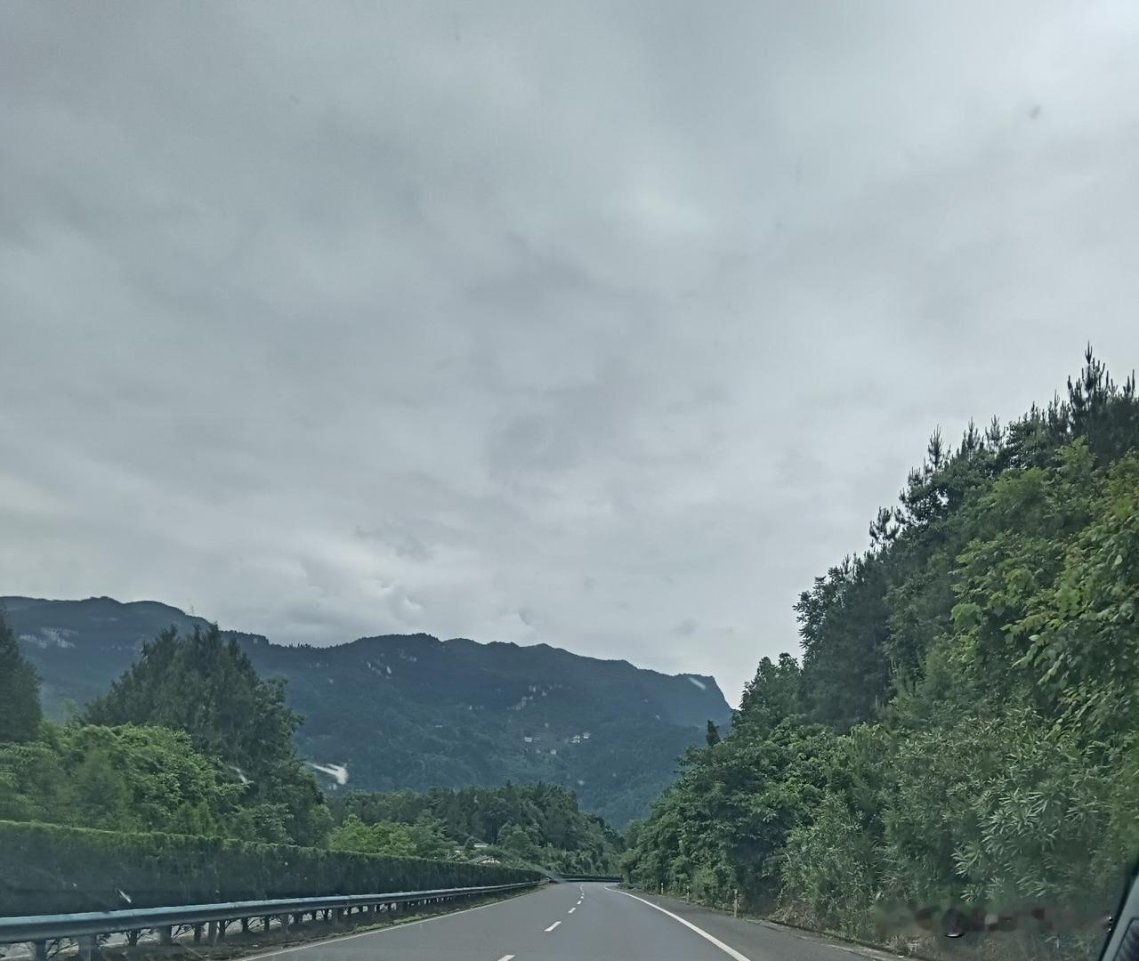 支持，预防小孩有急事第一时间通知老师和家长，好及时采取措施，防备事故发生。你