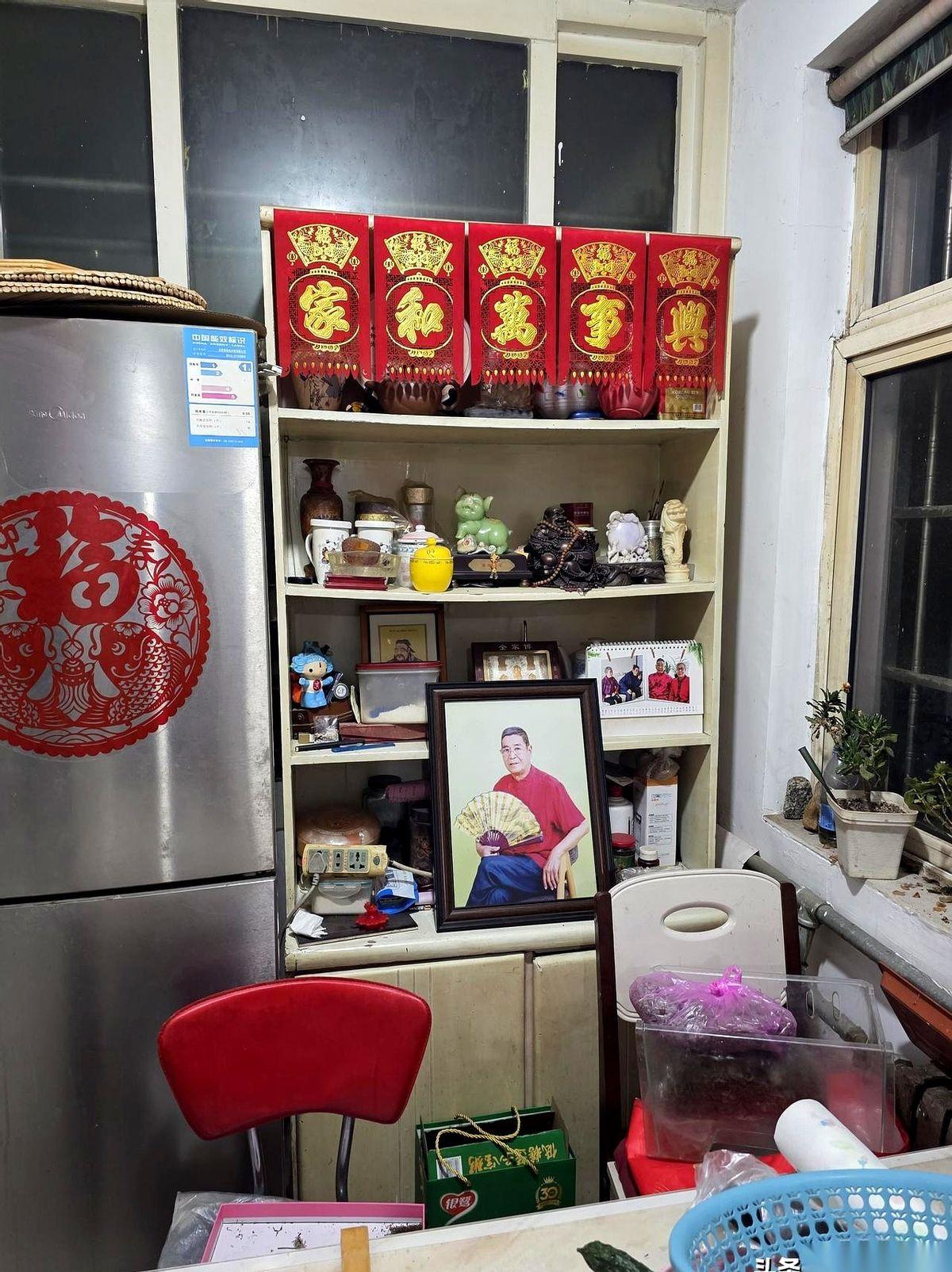 这是一个关于“奔丧”途中，却先去修车、寄煎饼的故事。昨晚一个电话，老同事家里的