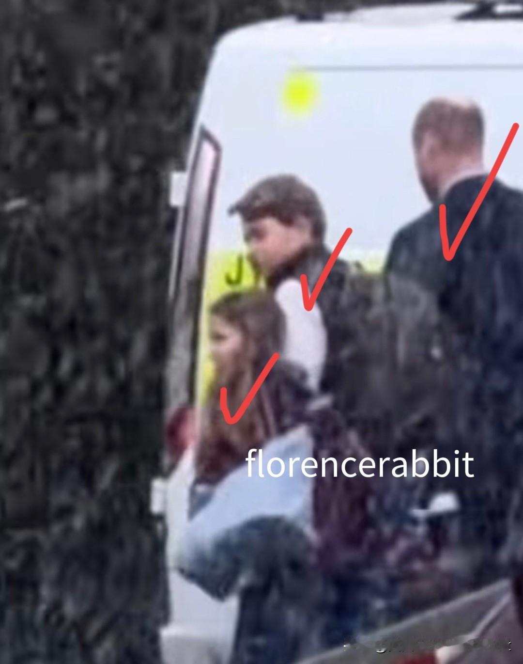 新年初见乔治王子和夏洛特公主❗️王室传统的圣诞散步刚过去不久，活泼俏皮又优雅从容