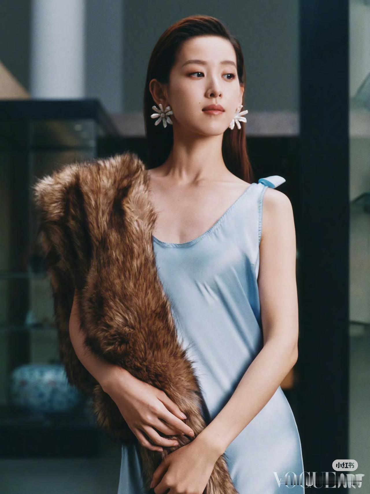 大家发现没有？最近章泽天突然很活跃是老板娘也准备来吃互联网这口饭吗？又是和