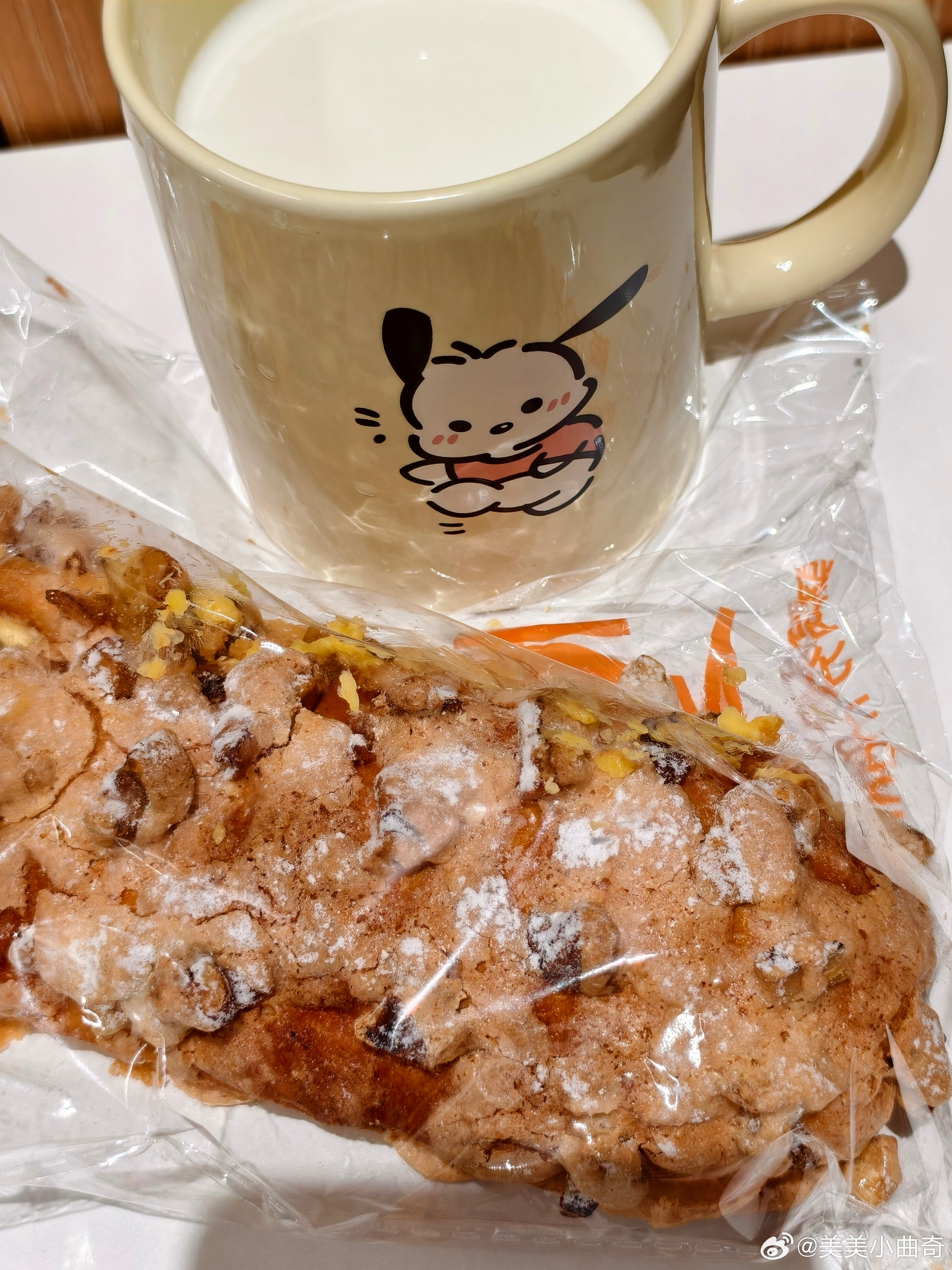 一大早来大姨妈了，今早不喝咖啡，用微波炉加热喝了一杯热牛奶+昨天洁癖哥买的核桃面