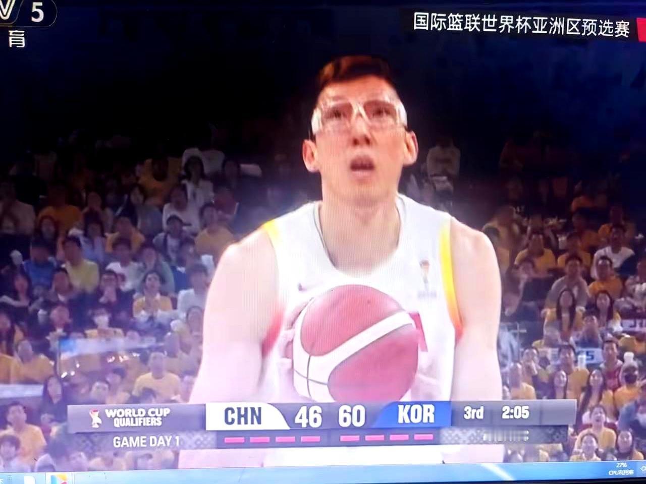 🏀男篮输球不怪周琦，不怪胡明轩，看着他们场上跑得那么累，配合生疏得像第