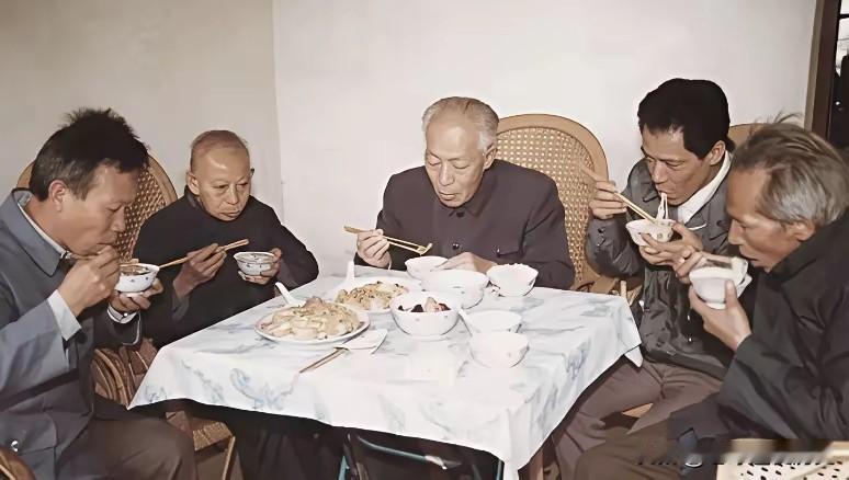 这张温情老照片，定格了陈丕显回到福建上杭老家，与弟弟、侄子们围坐共吃家常饭的珍贵