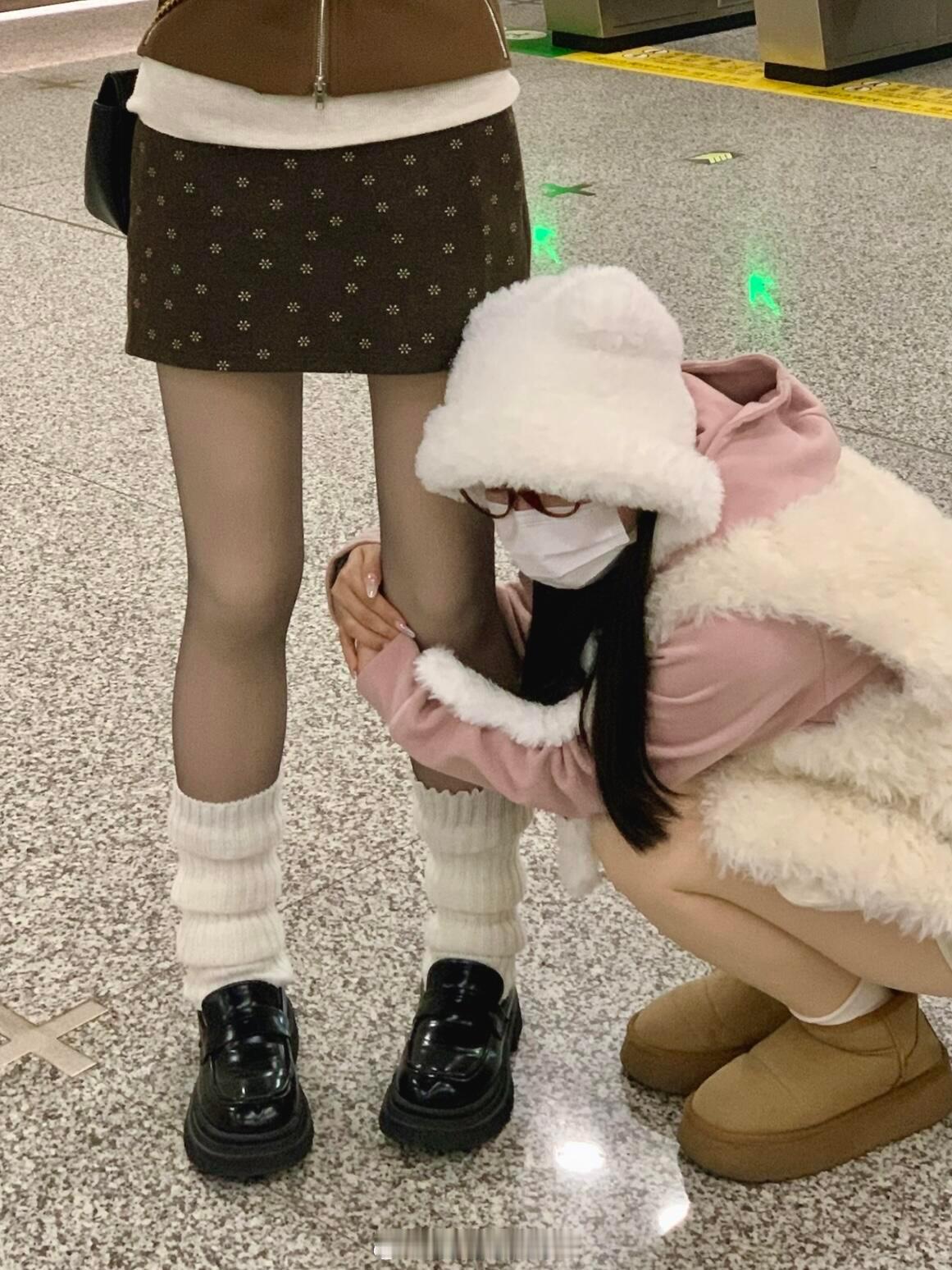 室友穿黑丝出门我就这样…和美美室友出门玩，她今天穿的加绒黑丝真的好清透啊，而且加