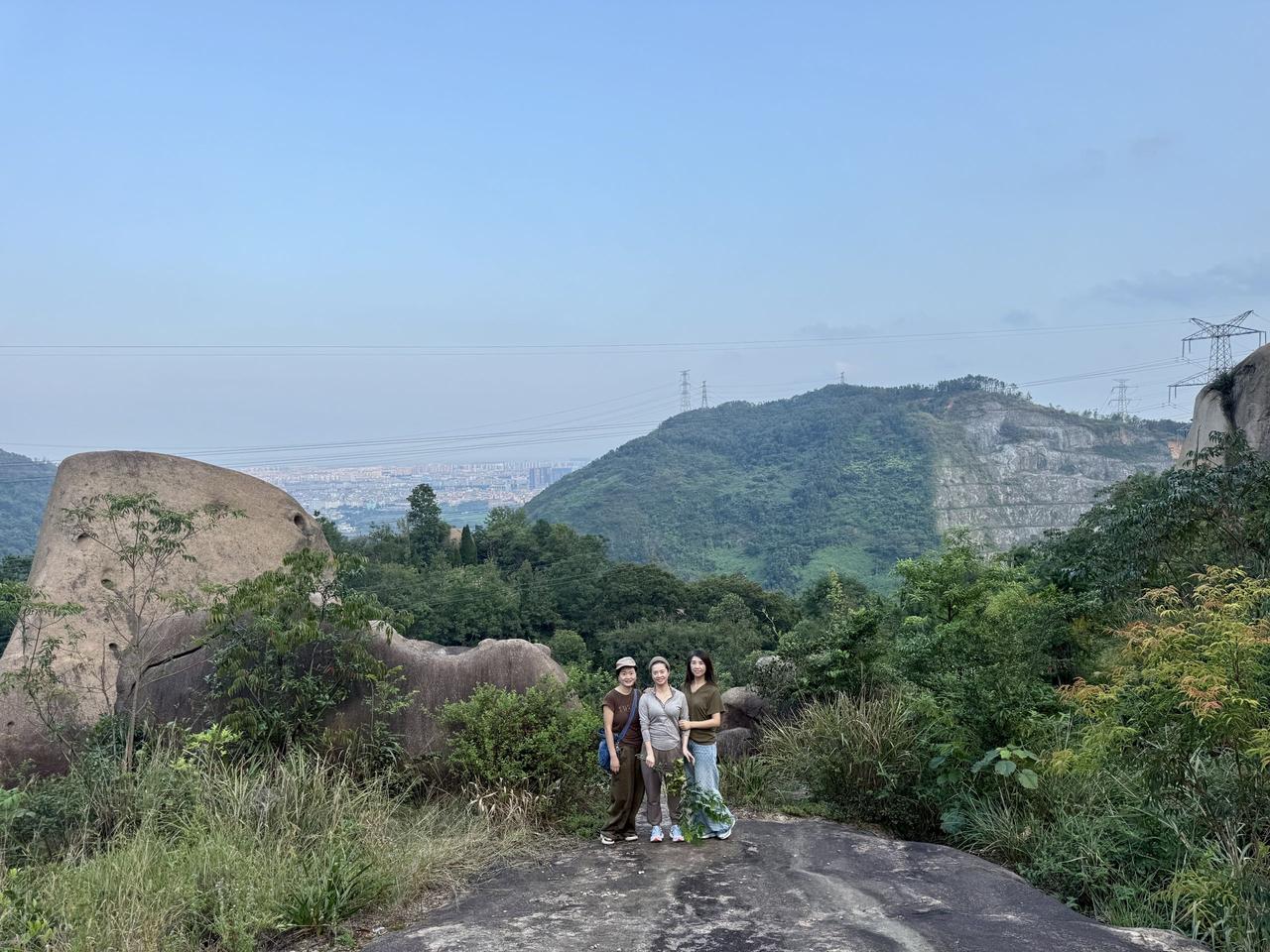 九月爬大罗山，33度晒到头皮发烫。观海寺起步，水库突然砸进眼里，石头长得乱七八