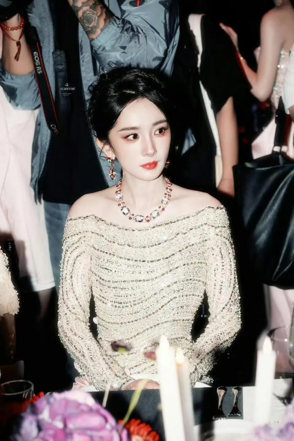 明星们的镜头感真的好绝！谁能忍住不看两眼呢？我本来觉得杨幂都妆造中规中矩