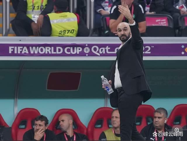 摩洛哥足协在世界杯前一百天换掉了那个带他们进四强的主教练。雷格拉吉三个月接手，