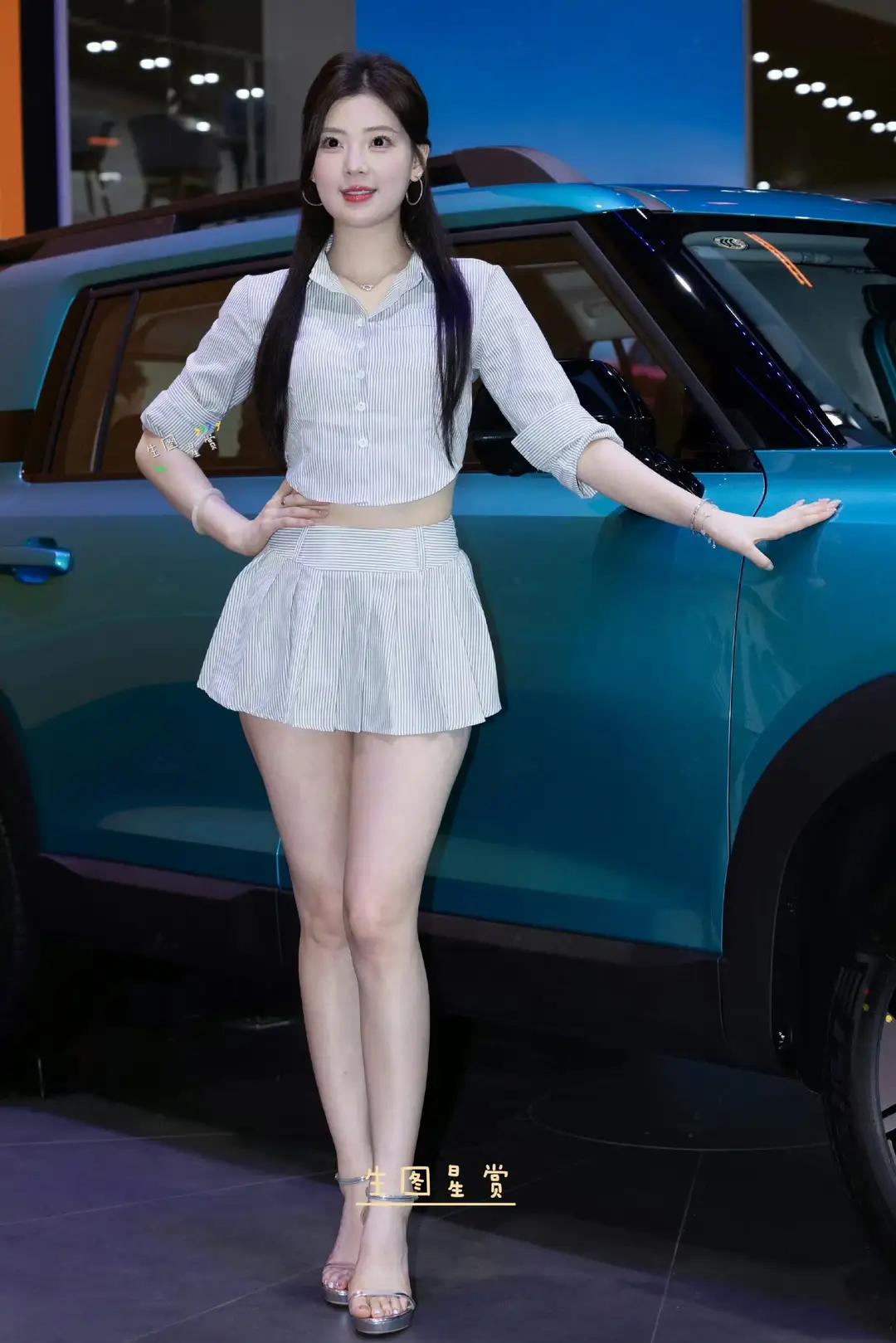 时尚少女与酷炫SUV的完美搭配，尽显青春活力！🚗💃🏻春晓
