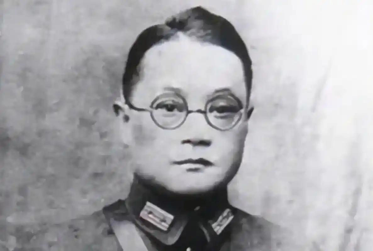 1949年潘文华起义前夜发现妻子张俊是军统特务，他转身一把推开一箱金条：你走吧，