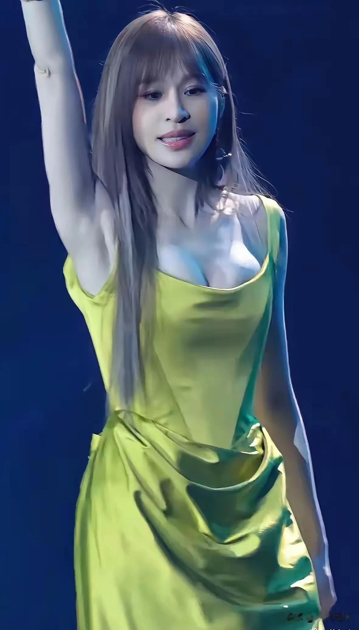 王心凌是所有女星里面舞台服装最美的，有人说她是少男杀手。她太白了，曾经是多少8