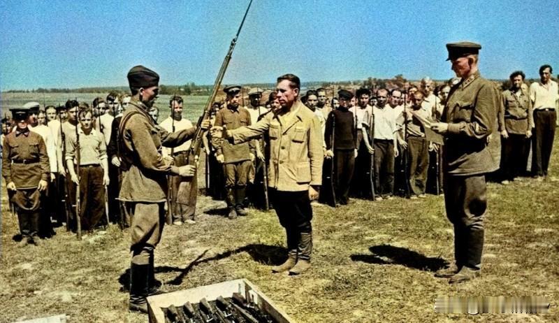 1941年10月2日，苏联开始在莫斯科组建民兵部队，在短短几天之内，苏联兵役机关