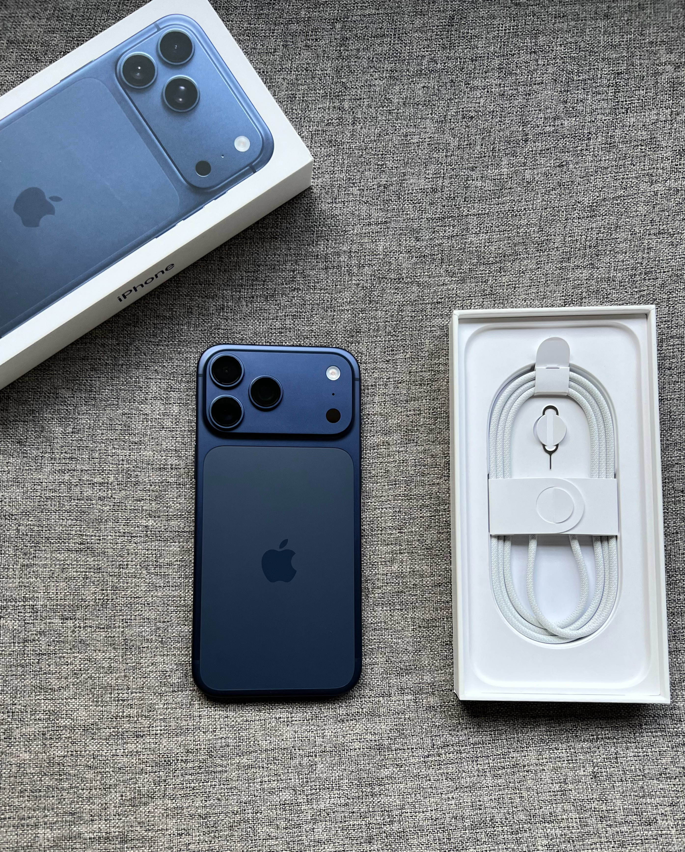 iPhone17ProMax512G蓝色，屏幕完美，中框细微使用痕迹，?