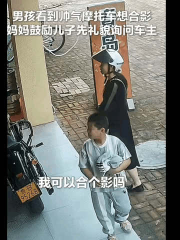 央视都要点名的母子！山东母子和健身房老板的视频，瞬间被戳中了！小男孩盯着摩