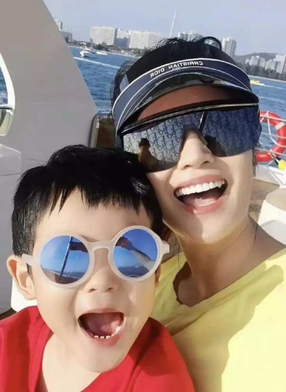 春妮与儿子“刚好”的幸福日常春妮，北京卫视知名主持人，曾是坚定的“丁克”主