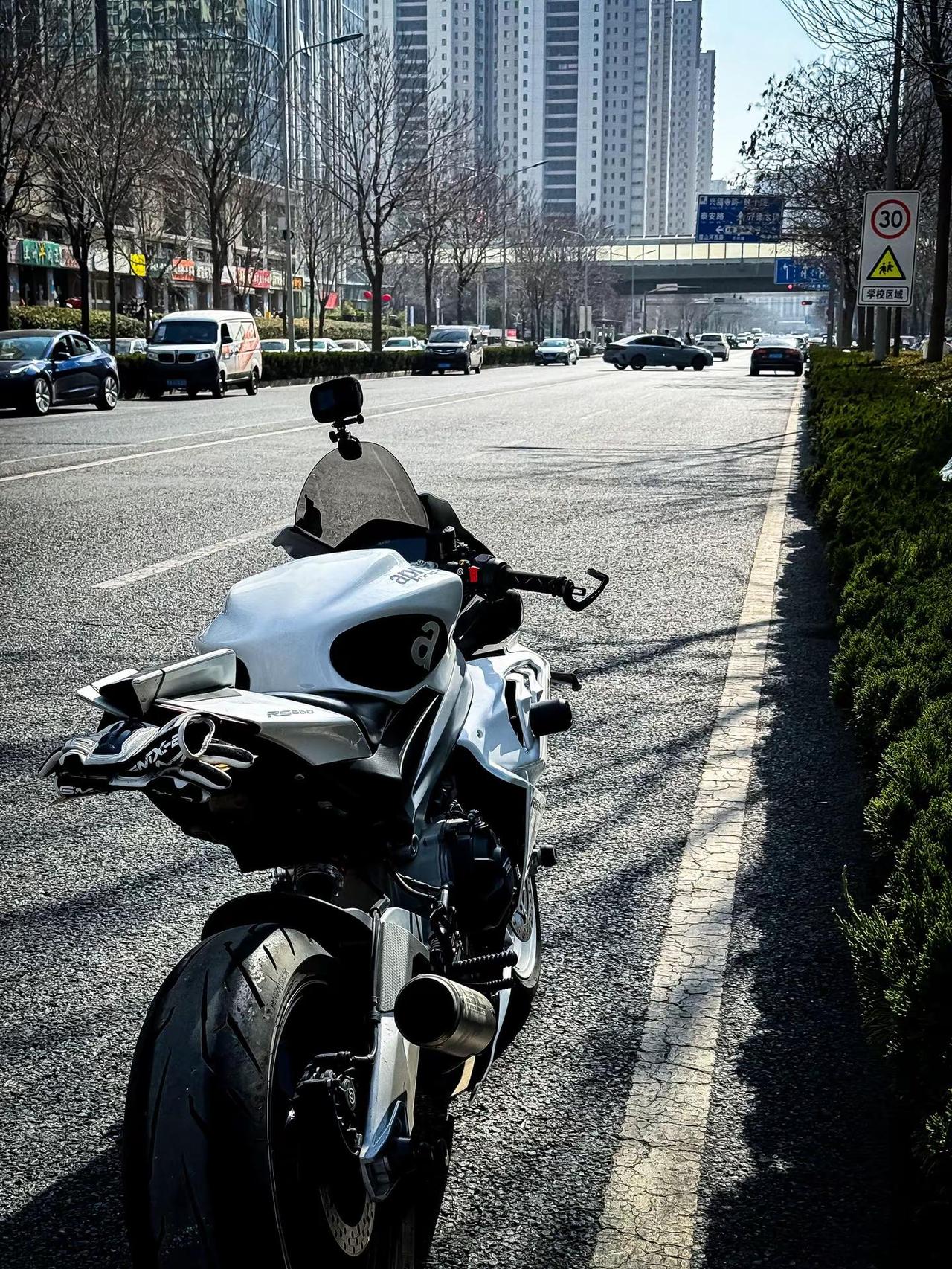 你总有认识不完的男生算了我也没有资格问机车