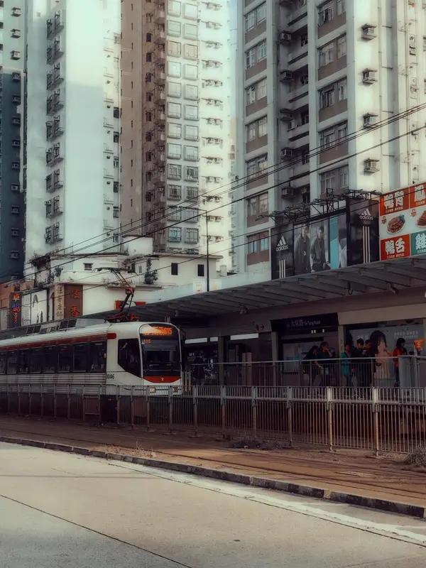 2026年买车选电车还是油车，还得结合尺寸和成本等多方面考量。就拿凯美瑞豪华双擎