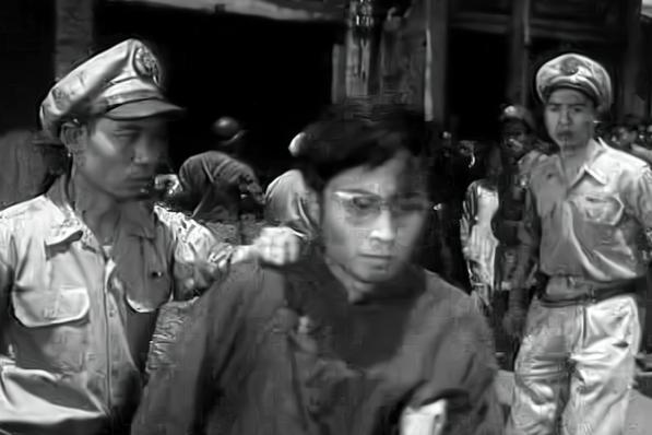 1949年，重庆解放后，军统少将在大街上遇到了一个地下党员，连忙冲上去抱住他：“